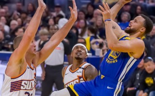 爱体育官网-NBA球员技术秀出神入化，助球队取胜