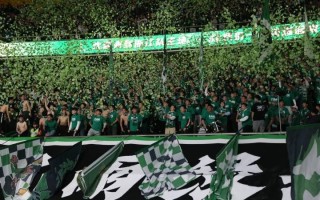 爱体育官方网站-狂热球迷欢呼雀跃，呐喊声充斥整个赛场