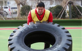 爱体育官方网站-大力士队在比赛中遭遇挑战，展现团队力量